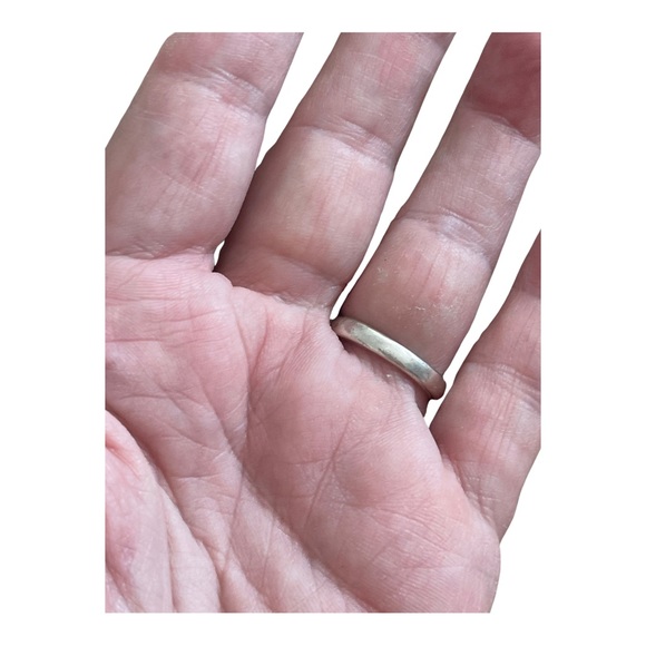 Mother of Pearl & Onyx inlaid in Heavy Sterling Ring Size 7. New Old Stock - Picture 4 of 7